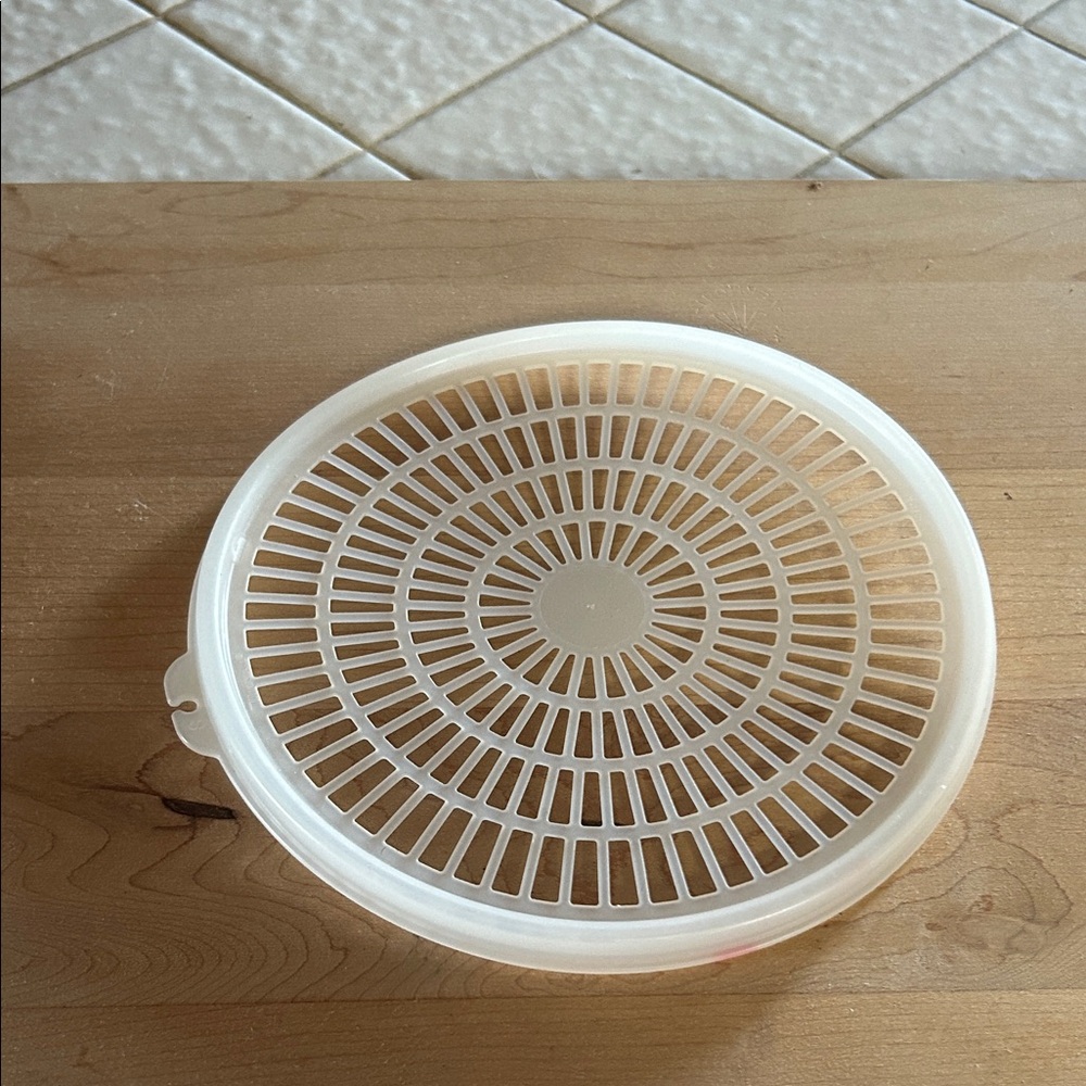 Tupperware Red and White Lid Set - Picture 4 of 6